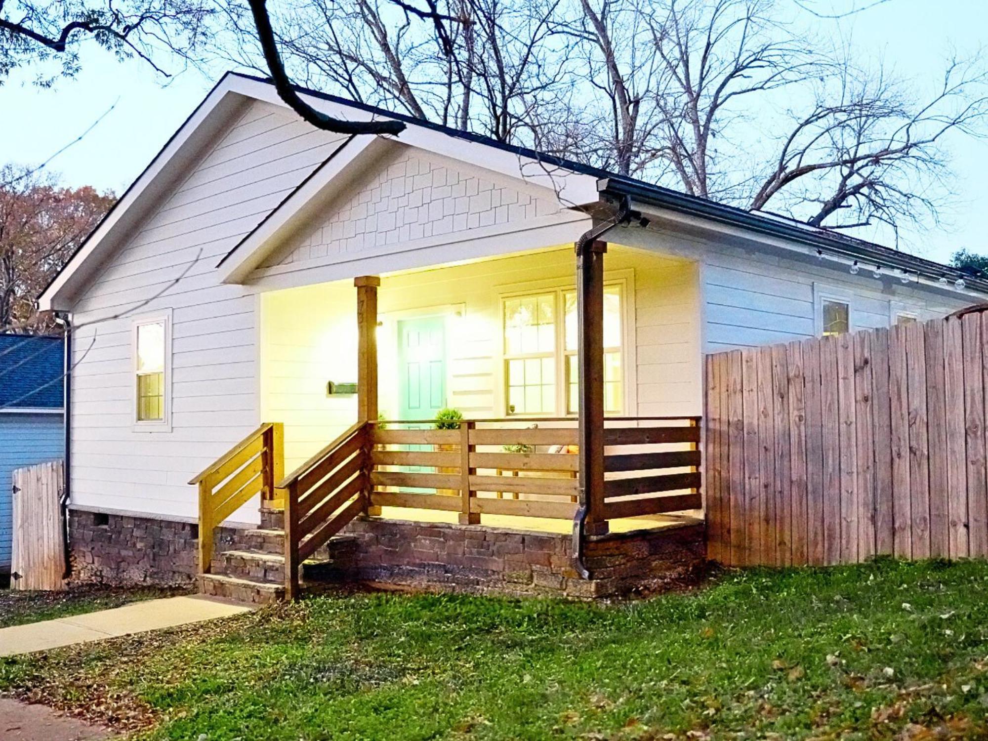 Venetian Beds, Outdoor Barrel Sauna, Hot Tub, Cold Plunge Apartment Charlotte Exterior photo